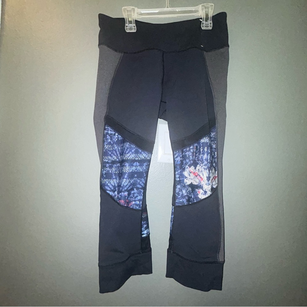 CALIA by Carrie Underwood Black Grey Blue Red Capri Leggings size Medium